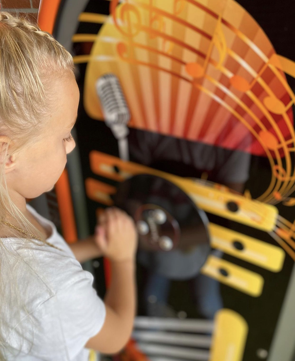 Jukebox. Вращай колесо, выбирай песню и танцуй!