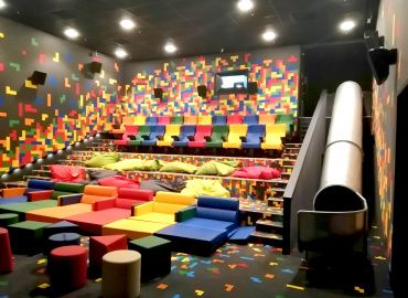 Горка-труба в кинотеатре Chaplin Cinema в Алматы.